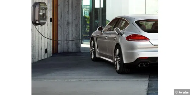 Ein Plug-in: Porsche Panamera S E-Hybrid beim Aufladen der Akkus