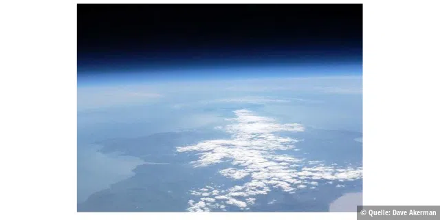 Blick über Südwest-England aus einer Höhe von 40 km: An einem Wetterballon befestigt stieg ein Raspberry Pi mit Kamera in die Stratosphäre auf und konnte nach der Landung mittels GPS-Ortung wieder geborgen werden.