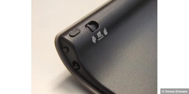 Über einen Schiebeschalter wählen Sie aus, ob Sie die Zagg Zaggkeys Universal unter Android, iOS oder Windows 8 betreiben wollen. Der Knopf oben an der Seite startet die Bluetooth-Koppelung, darunter sitzt der Anschalter der Tastatur. Der Gnubbel oben links ist ein Gummifüsschen.