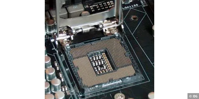 Die CPU unter der Verriegelung: Verglichen mit ihrer Bedeutung ist die CPU eine unscheinbare Komponente – im Normalfall verdeckt durch einen großen Lüfter.