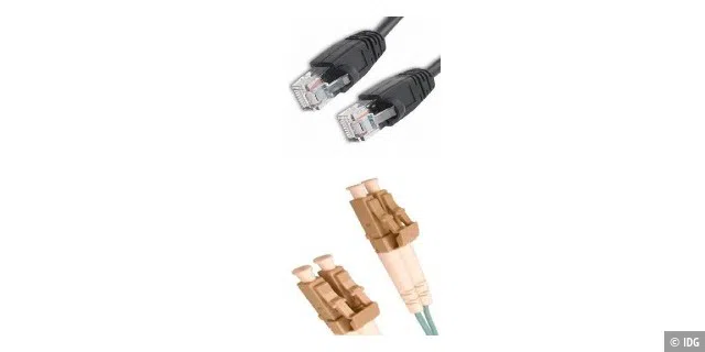 Netzwerkstecker und Kabel: Links sind die verbreiteten Ethernetkabel mit RJ-45-Stecker abgebildet. Kabel und Stecker für Lichtleiter (rechts) sind in privaten Haushalten bisher nur selten zu finden.