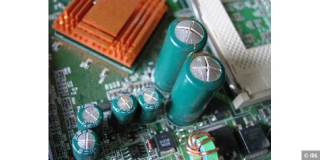 Geplatzte Elektrolytkondensatoren, erkennbar an dem geöffneten Sollbruchventil, sind ein häufiger Grund für den Ausfall von Elektronikbauteilen.