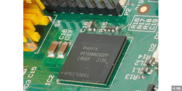 Das System-on-Chip des Raspberry Pi: Beschriftet ist der Chip zwar mit der Angabe des Speicherherstellers, aber es handelt sich um ein Broadcom BCM2835 SoC (System- on-Chip), das CPU, GPU und RAM auf einem Chip vereint.