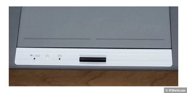 Ein Fingerabdruck-Scanner (hier beim Toshiba Tecra Z40) hindert Datendiebe daran, den Laptop ungewollt leer zu räumen.