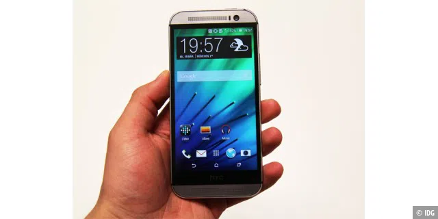 Das HTC One M8 liegt aufgrund seiner abgerundeten Form sehr angenehm in der Hand.
