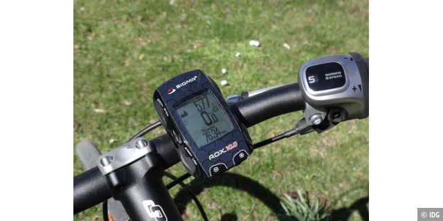 Der Sigma Rox 10.0 GPS ist sehr kompakt und hat etwa die Grundfläche einer Kreditkarte. Die Lenkerhalterung ist Sigma-typisch gut, trotz festem Sitz lässt sich der Tacho einfach und schnell abnehmen.