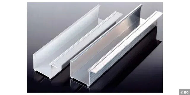 Gut gegen Kabelsalat: Dachrinnen aus Kunststoff mit lassen sich ohne großen Aufwand als offener Kabelkanal für die Schreibtischrückseite umfunktionieren.