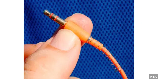 Einfacher, effektiver Knickschutz: Eine aufgefädelte Feder aus einem Kugelschreiber dient als Knickschutz und schützt empfindliche Kabel vor Verschleiß am Übergang zum Stecker.