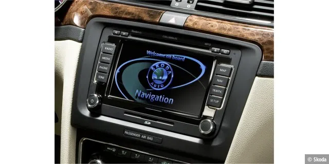 Viele Autoradios bieten einen Aux-Eingang und lassen sich damit über ein portables DAB-Radio mit Digitalempfang nachrüsten.