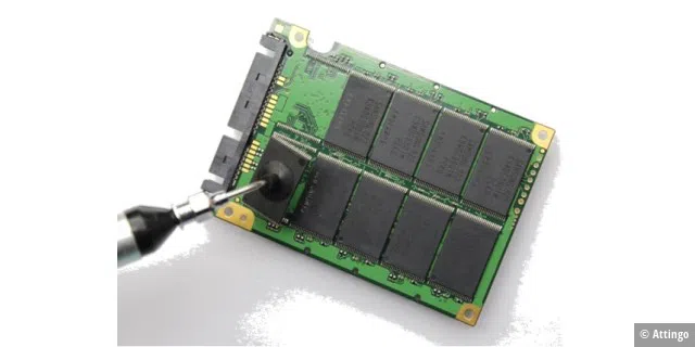 Je nach Modell sind bis zu 64 Speicherbausteine pro SSD verbaut.