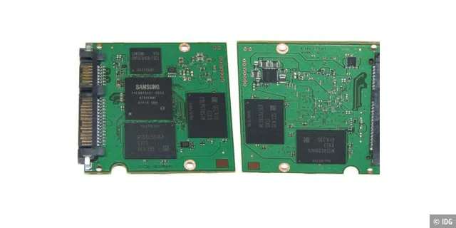 Ober und Unterseite der SSD-Platine des Einsteigermodells Samsung 850 Pro mit 128 GB. Links oben sehen Sie den DDR2-SDRAM-Cache, darunter liegt der Samsung-MEX-Controller gefolgt von zwei 3D-V-NAND-Chips. Auf der rechten Seite befinden sich zwei weiter Flashspeicher-Bausteine.