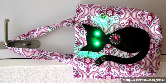 Die Augen beginnen zu leuchten, wenn es dunkel wird: Die Einkaufstasche mit Katzenmotiv von Marion Übernickel basiert auf dem LilyPad Arduino.
