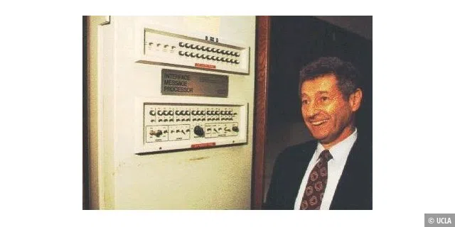 Der Idee eines Paketvermittlungsknotens entsteht. Der Interface Message Processor, kurz IMP, soll Datenpakete sortieren und steuern. Im Bild UCLA-Wissenschaftler Leonard Kleinrock zusammen mit dem ersten IMP, der 1969 auf den Markt kommt.