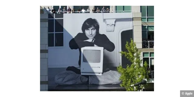 Der junge Steve Jobs mit einem frühen Mac-Modell (das Bild hing während der Gedenkfeier für den verstorbenen Steve Jobs am 19. Oktober 2011 am Gebäude der Apple-Zentrale in Cupertino)