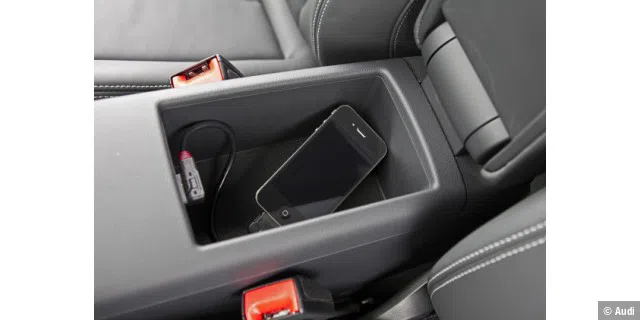Audi Phone Box: Daten werden mittels NFC übertragen. Die Stromversorgung findet noch über USB statt. Audi arbeitet derzeit an einer Lösung für kontaktloses Laden.