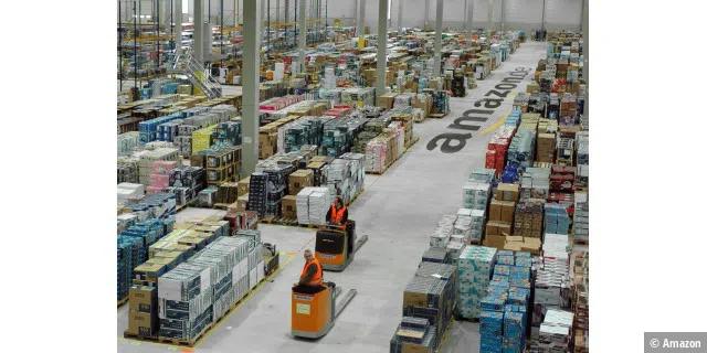 In den sieben Logistikzentren von Amazon arbeiten etwa 7.700 fest angestellte Vollzeitmitarbeiter. Im Weihnachtsgeschäft kommen in jedem dieser Zentren Tausende Saisonkräfte hinzu.