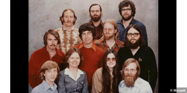 1978, kurz vor dem Umzug des Unternehmens nach Albuquerque, entsteht eines der bekanntesten Fotos des Microsoft-Teams. Der bunt zusammengewürfelte Haufen langbärtiger Nerds lässt kaum vermuten, dass die Truppe dabei ist, ein milliardenschweres Unternehmen zu etablieren.