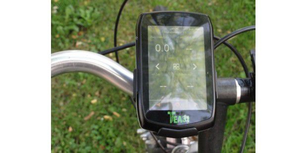 FahrradNavi Teasi One lotst über den Friedhof PCWELT