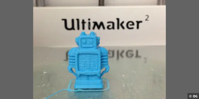 Als Probedruck liegt der Ultimaker-Roboter auf der SD-Karte. In unserem Fall wurde er mit Support (Hilfsstrukturen) gedruckt.