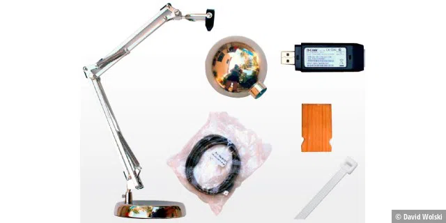 Teile für den Umbau einer Schreibtischlampe: Neben dem Gelenkfuß (links) ist ein USB-Kabel (Mitte), ein Reflektor (rechts oben) und ein WLAN-Adapter mit einer simplen Halterung (rechts unten) erforderlich.