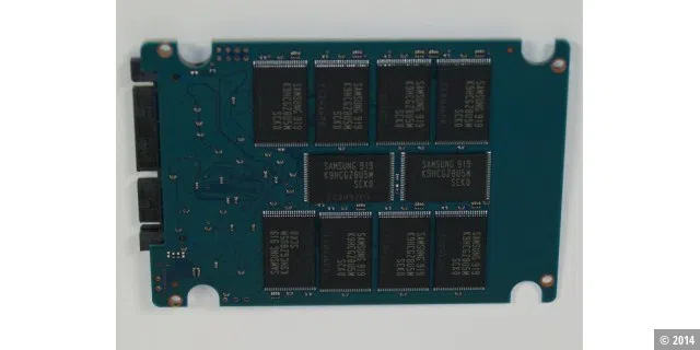 Rückseite der SSD-Platine mit zehn Flash-Chips: Corsair P128 SSD CMFSSD-128GBG2D