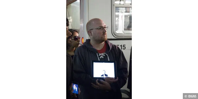 Cory Moll, ein Mitarbeiter vom Apple Store in San Francisco, hält ein iPad in der Hand, auf dem an Steve Jobs erinnert wird.