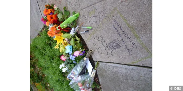 Vor dem Haus von Steve Jobs in Palo Alto haben Apple-Fans Blumen gelegt und per Hand Abschiedsbotschaften für Steve Jobs auf den Boden verfasst.