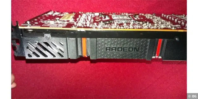 Die Radeon ohne HD hat die typische Bauhöhe von zwei Slots
