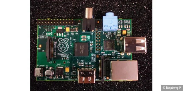 Auf der Platine des Raspberry Pi ist alles drauf: Video und Audio (oben), LAN und 2 x USB (rechts), HDMI (unten), Power und unter dem Board nicht sichtbar die SD-Karte (links).