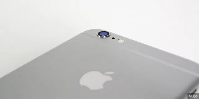 Weil das iPhone 6 extrem dünn ist, hat wohl die Kamera nicht mehr ins Gehäuse passt. Sie steht deutlich hervor, weshalb das iPhone auf dem Tisch liegend wippt.