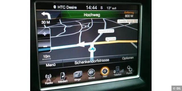 Die Navigationskarte ist schlicht aber übersichtlich. Den besonderen Pepp wie die Google Earth-Ansicht von Audi Connect kann Uconnect nicht bieten.