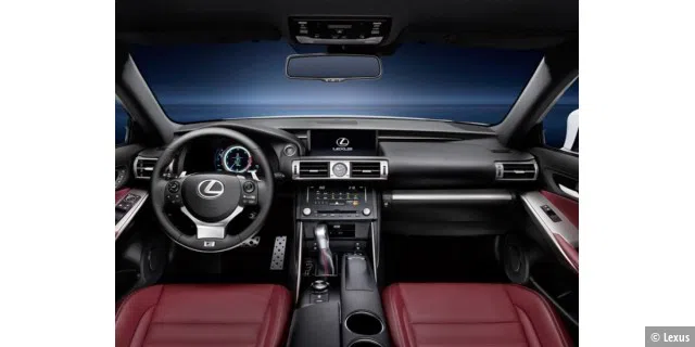 Der Lexus IS 250 ist edel ausgestattet und bringt mit seinem Erscheinungsbild den Premium-Anspruch zum Ausdruck.