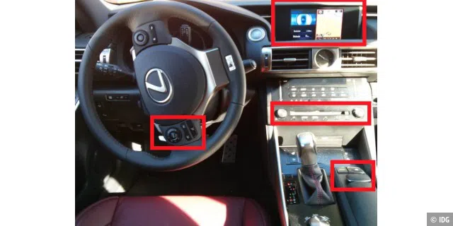 Die Bestandteile des Lexus-Premium-Navigationssystems: Lenkradtasten, Bildschirm, CD-/DVD-Slot und Remote Touch.