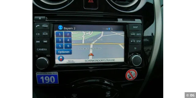 Navigation. Links oben die blauen Speichertasten für die Radiosender.