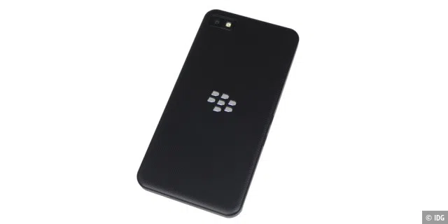 Das Gehäuse des Blackberry Z10 besteht aus Kunststoff. Dank der gummierten Rückseite bietet das Gerät sehr guten Grip und damit auch eine gute Haptik.