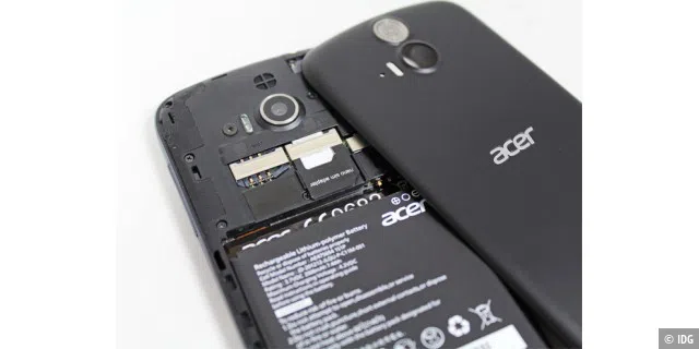 Unter der abnehmbaren Rückseite des Liquid E2 Duo finden Sie je zwei SIM-Karten-Slots sowie einen Steckplatz für eine Micro-SD-Speicherkarte.