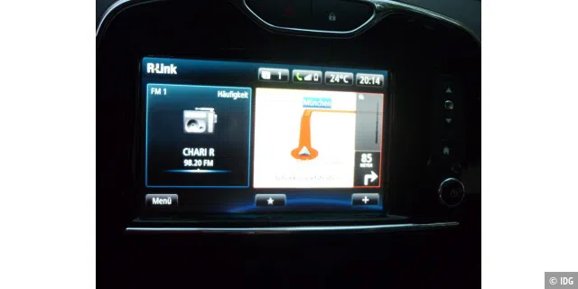 Der Hauptbildschirm von R-Link: Links die Radio-Auswahl, rechts die Navigation. Durch einen Fingerdruck auf den entsprechenden Bereich auf dem Touchscreen öffnet sich das gewünschte Menü.