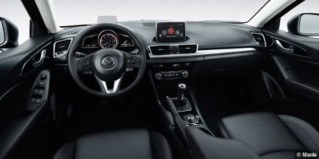 Der Fahrersitz des Mazda 3.