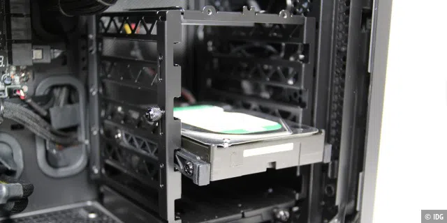 3,5-Zoll-Festplatten lassen sich komplett entkoppelt einbauen mit Hilfe der mitgelieferten Silikonschienen.