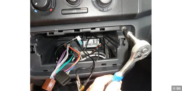 Nach dem Herausnehmen des alten Radios und dem Abziehen der Stecker schraubt man die bisherige 1-DIN-Mittelkonsole lost und nimmt sie anschließend heraus.