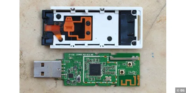 Nachsehen, wo die Antenne sitzt: Ein geöffneter WLAN-Adapter zeigt, wo auf der Platine die Antennenschaltung sitzt. Bei den üblichen USB-Dongles ist diese am äußeren Ende angebracht.
