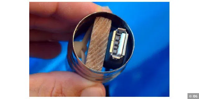 Die Halterung mit USB-Stecker für den WLAN-Adapter: Wenig Arbeit macht diese Konstruktion, bei der in die röhrenförmige Fassung des Lampenschirms ein Holzkeil mit befestigtem Kabel eingeklemmt wird.