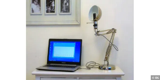 Umbau einer Schreibtischlampe: Neben dem Gelenkfuß ist ein USB-Kabel (Mitte), ein Reflektor und ein WLAN-Adapter statt Lampenfassung nötig.