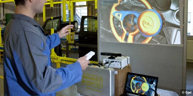 Mit einem Wii-Controller und einer Microsoft Kinect-Kamera werden künftig Mitarbeiter in der Automobilproduktion auf neue Montageaufgaben vorbereitet.