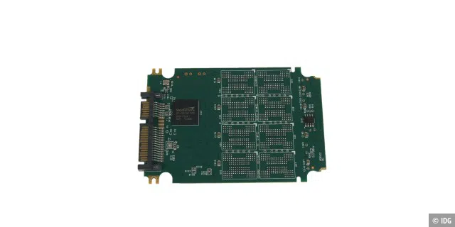 PNY Professional SSD 120GB: Platinenrückseite mit Controller-Chip