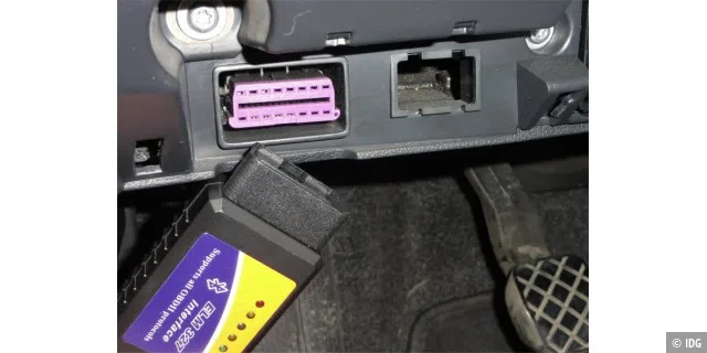 ((Bild: Einstecken)) BU: Das Einstecken des OBD-Adapters in die Fahrzeugbuchse ist einfach: Der Stecker ist asymmetrisch, so dass er nur in einer Position passt. Quelle PC-WELT, Alternativtext: