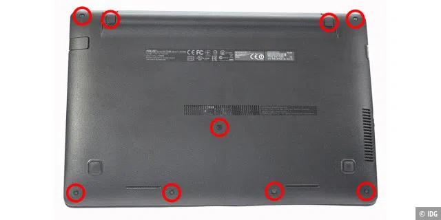 Kniffliger Austausch: Wer die Festplatte im Asus F200MA gegen eine SSD austauschen will, muss auch die versteckten Schrauben unter den Füßen lösen und das Gehäuse aufhebeln.