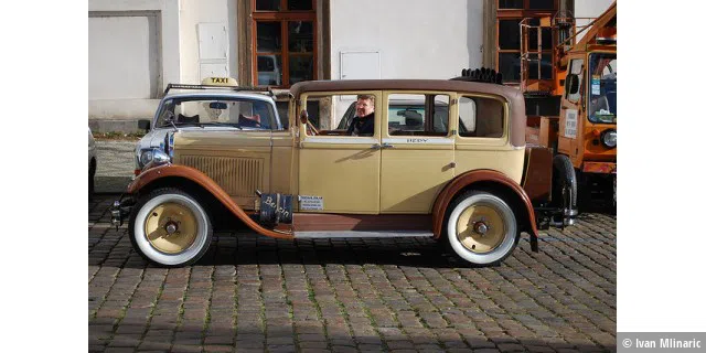 Oldtimer car for rent in Prague