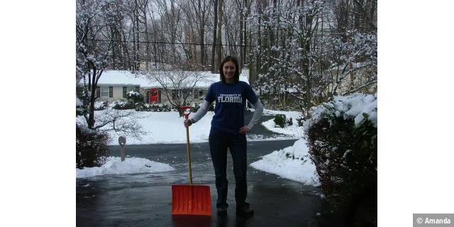 Florida girl shovels snow!?!