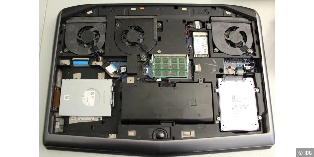 Die Hölle von innen: Unter den Lüftern verstecken sich Grafikkarten und Prozessor. Unten sehen Sie die SSDs, in der Mitte sitzt der Arbeitsspeicher und rechts davon die kleine mSATA-SSD